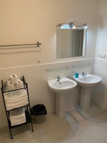 Large 3 Bedroom Family Apartment Close To The River Praha Bagian luar foto